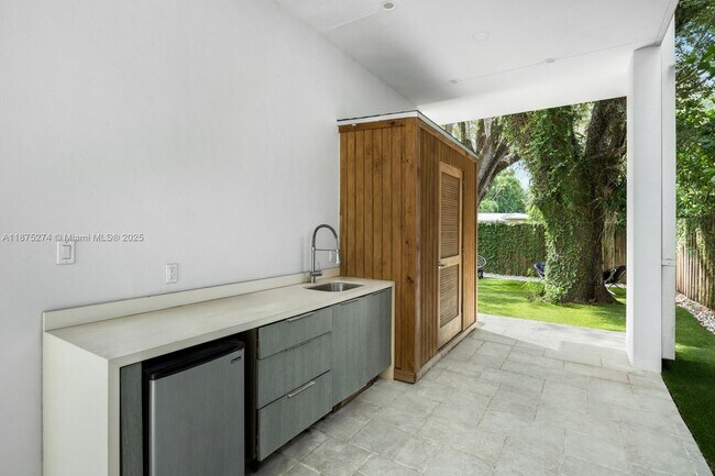 Building Photo - 5720 SW 24th St