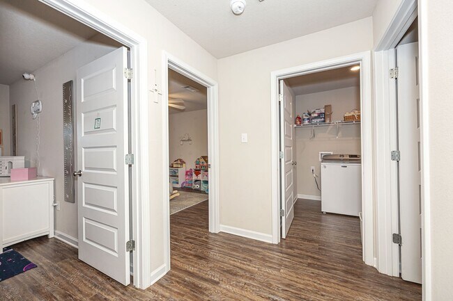 Building Photo - 9125 Bellewood Dr