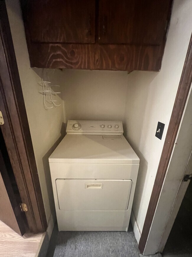 Building Photo - Spacious home in Seiling!