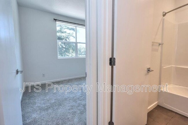 Building Photo - 396 Midstream Ln