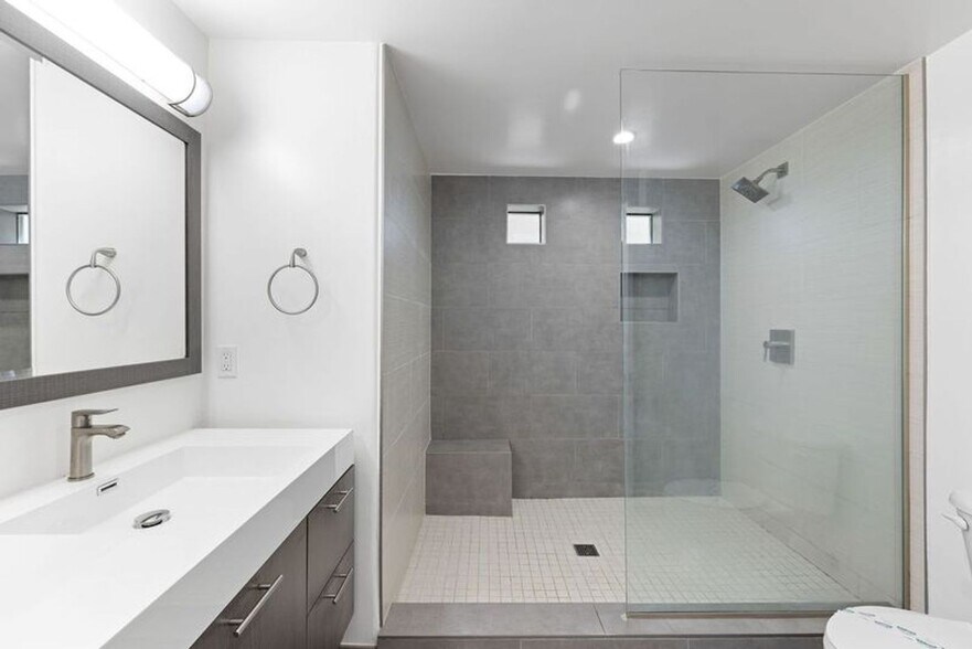 Building Photo - Modern 3 Bed, 2 Bath Condo for Lease – 1,320 Sq Ft – Prime Sherman Oaks Location