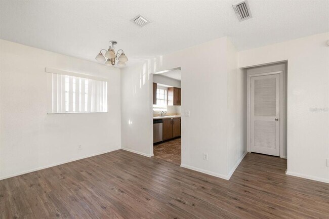 Building Photo - 200 Country Club Dr