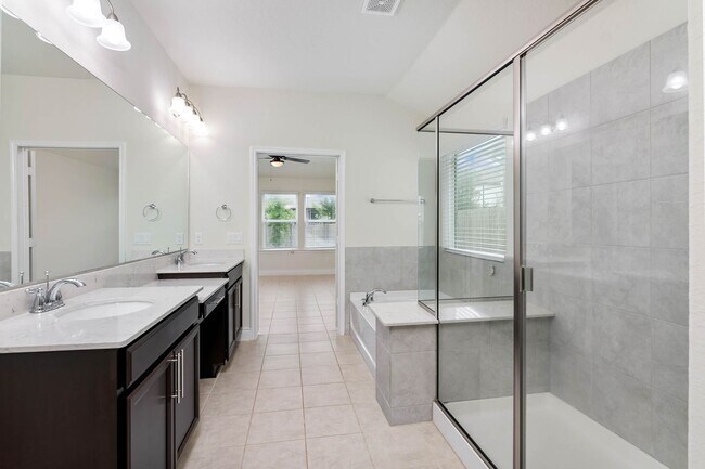 Building Photo - 3 Bed 2 Bath