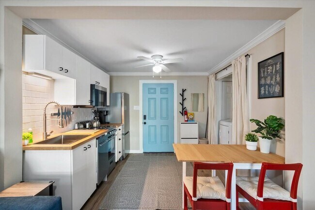 Building Photo - Fully Furnished, Fully Updated, Fully Fort Worth!