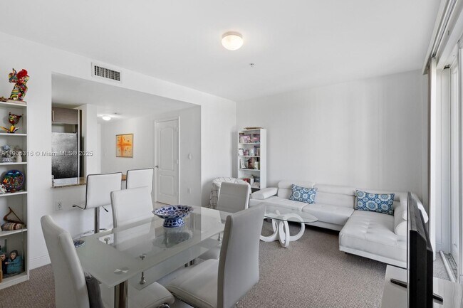 Building Photo - 2701 SW 3rd Ave