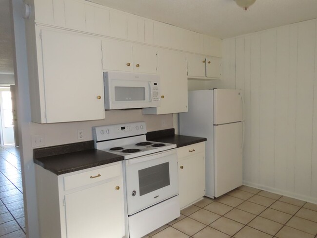 Building Photo - Charming 2 Bedroom, 1 Bath Duplex in White...