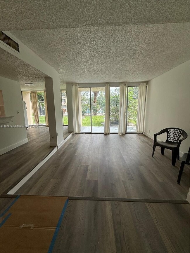 Building Photo - 9441 Live Oak Pl