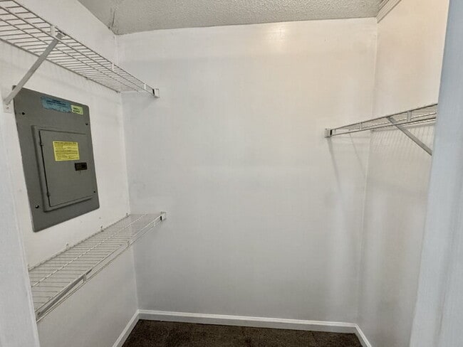 Building Photo - 6416 Valley Oak Dr