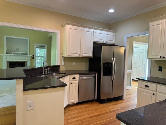 Building Photo - Beautiful Home in River Bluffs