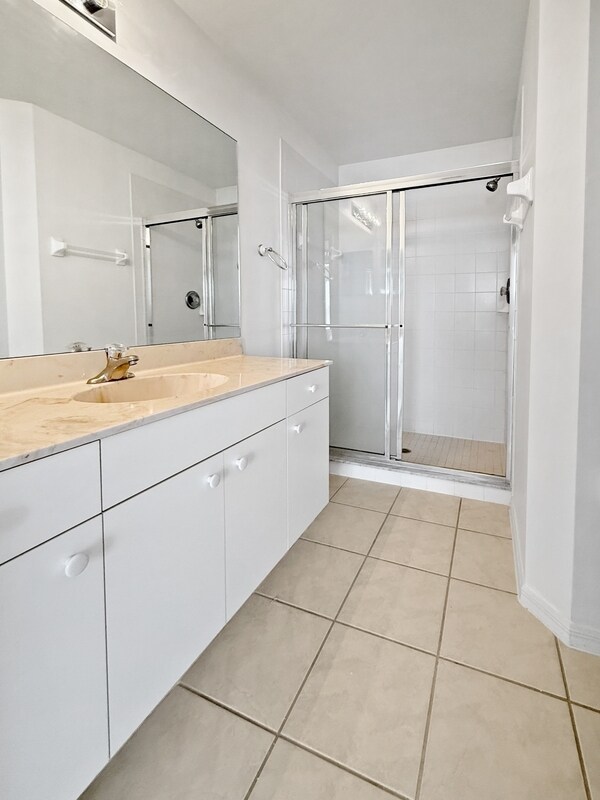 Building Photo - 3612 Pine Oak Cir