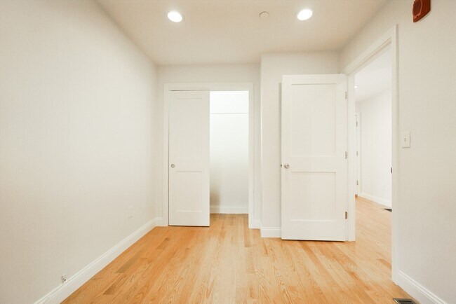 Building Photo - 375 Dorchester St