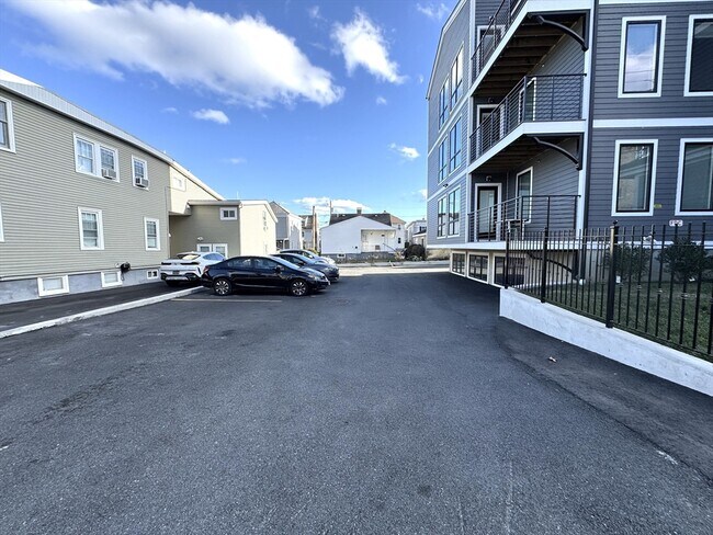 Building Photo - 39 Rich St