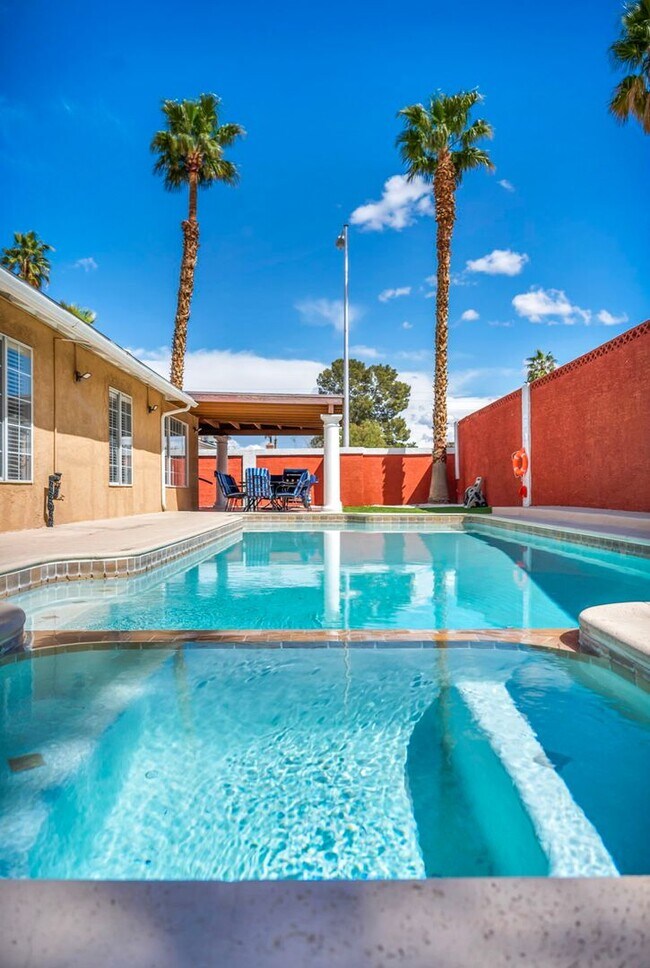 Building Photo - 3 Bed FULLY FURNISHED Pool Home