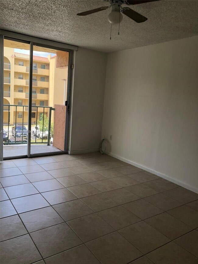 Building Photo - 9360 Fontainebleau Blvd