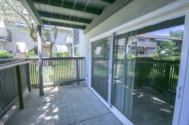 Building Photo - San Ramon Gardens Condo - 2 Bed and 1 Bath...