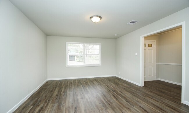 Building Photo - 9205 Vicksburg Ave