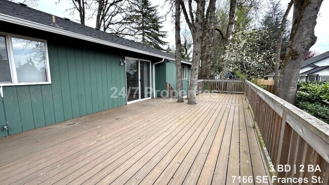Building Photo - Updated 3BD | 2BA Home with Garage & Large Deck - Hillsboro