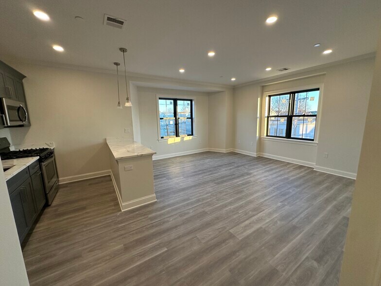 Building Photo - 48 Nichols St