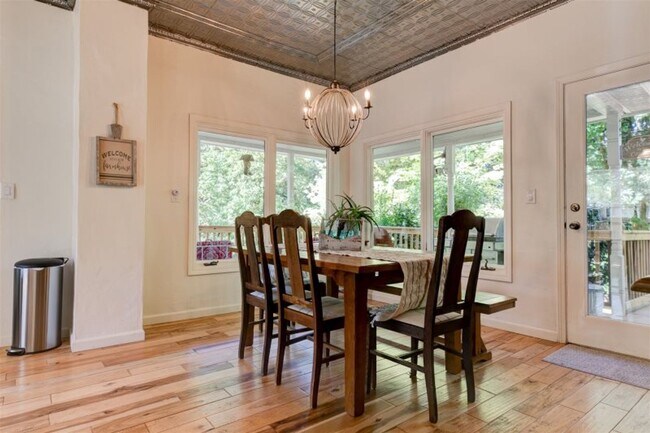 Building Photo - Beautifully Renovated 5 Bedroom Farmhouse outside of Newberg