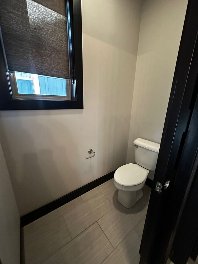 Building Photo - Gorgeous modern 5 bedroom - Minutes from MSU!