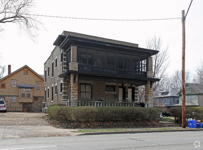 Building Photo - 901-909 E 39th St