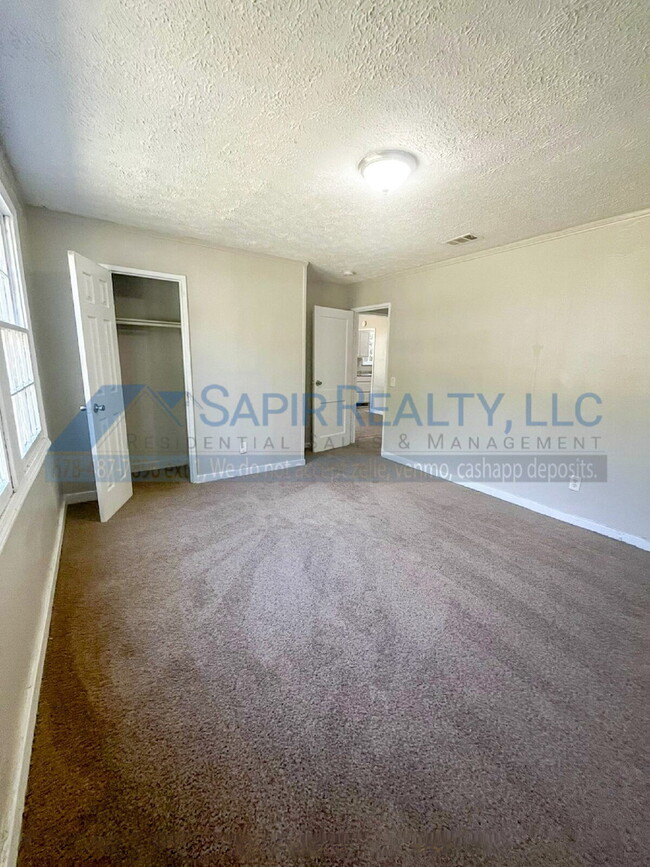 Building Photo - 1724 Lisbon Dr SW