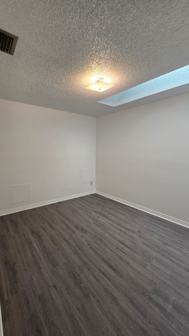 Building Photo - 2 Bed, 1.5 Bath private backyard