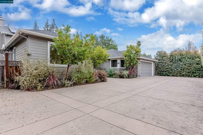Building Photo - 3324 Las Huertas Rd