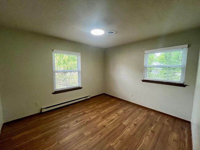 Building Photo - 4 Bed | 2 Bath | House
