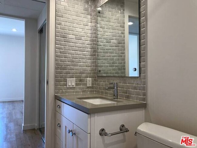 Building Photo - 301 S Swall Dr