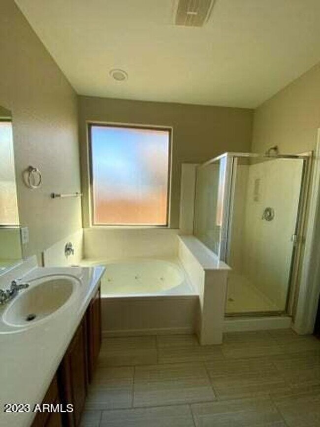 Building Photo - Single Level 4 bedroom, 2 bath home available in Skyline Ranch