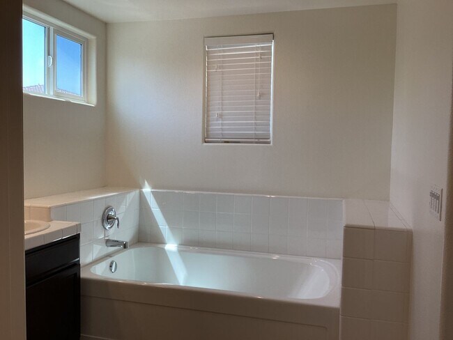 Building Photo - 2573 Daisy Dr