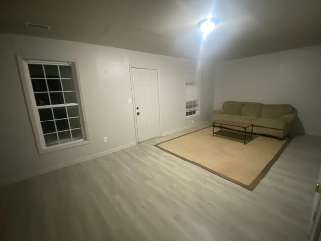 Building Photo - Room in Duplex on Beck St