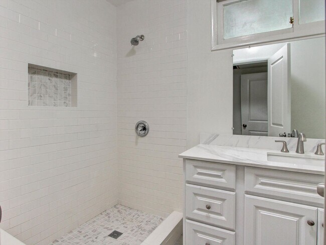 Building Photo - 3 bedrooms, 2 bathrooms house in La Habra