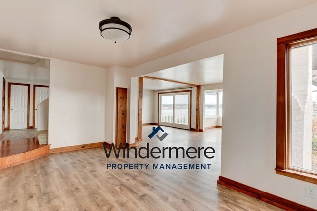 Building Photo - Three Bedroom, Two Bath Waterview