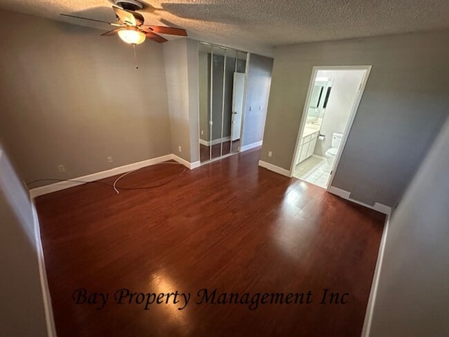 Building Photo - Premier Sherwood Lakes Location – Upstairs End Unit with Stunning Lake & Mountain Views