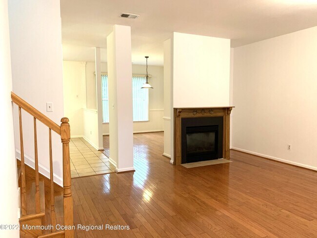 Building Photo - 17 Persimmon Ln