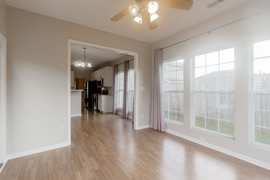 Building Photo - 125 Cloverwood Dr SW
