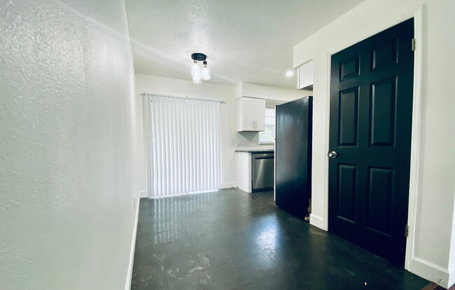 Building Photo - HALF OFF ONE MONTH'S RENT!!! Charming 2/1 ...