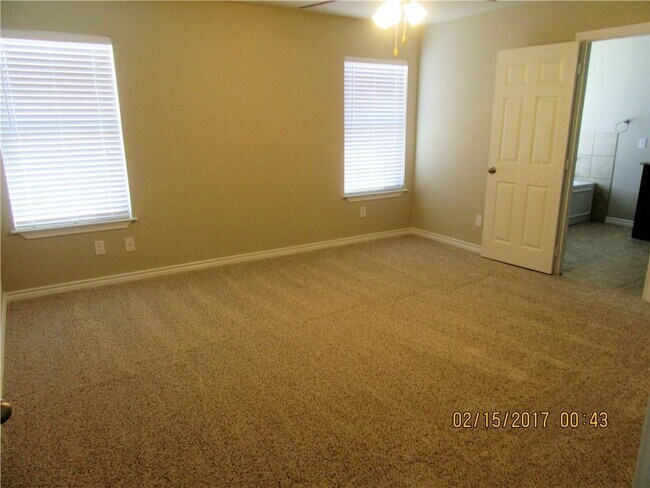 Building Photo - 1725 Fairway Dr