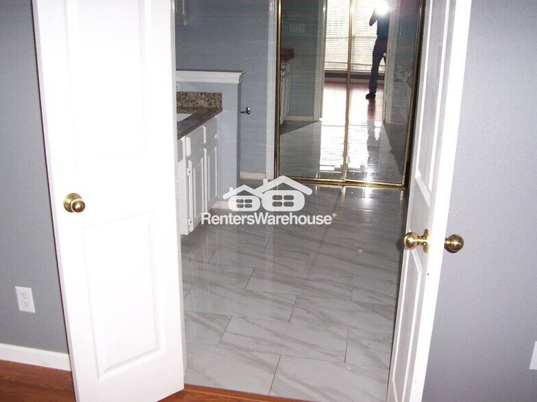 Building Photo - 1006 Cassion Dr