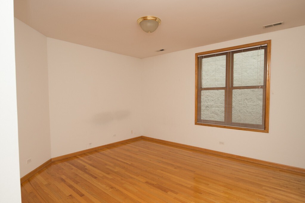 Building Photo - 2247 W Diversey Ave