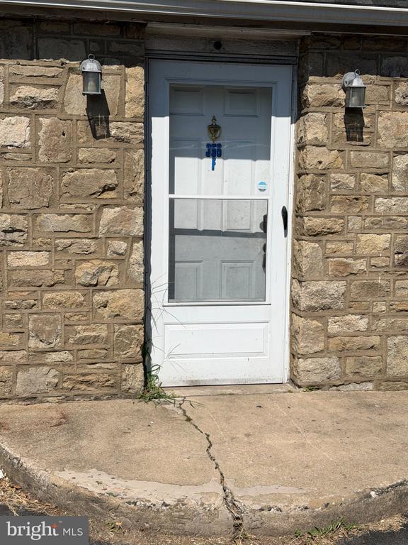 Building Photo - 356 Easton Rd