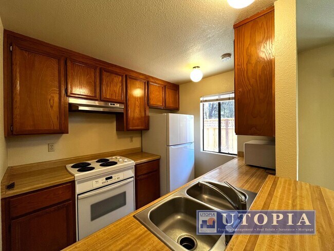 Building Photo - Charming 3 Bedroom, 2-bathroom Townhouse v...