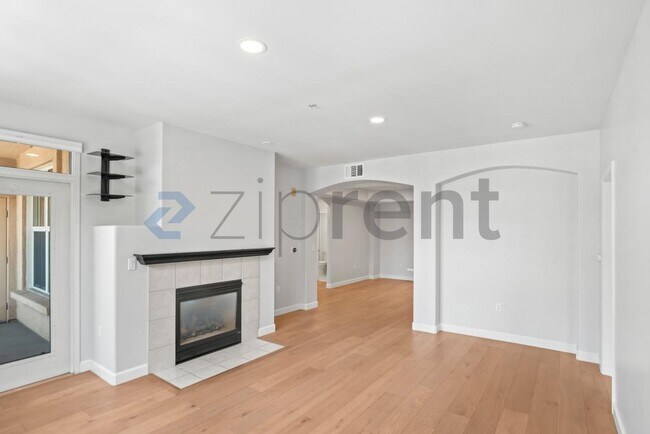 Building Photo - Unit 201