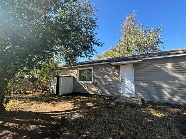 Building Photo - VINYL FLOORS, FENCED YARD 3 Bedroom Near 21st & Yale!
