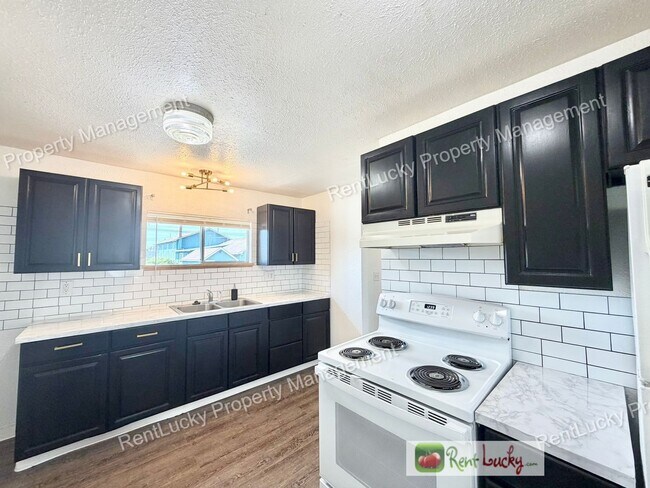 Building Photo - Amazing 3 Bedroom Home in Beacon Hill with Extra Parking and Great Layout!