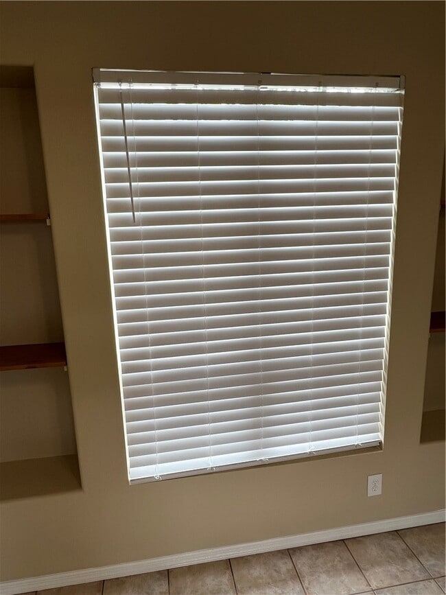 Building Photo - 23401 La Crescenta