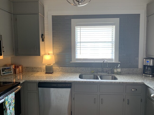 Building Photo - 1705 5th Ave