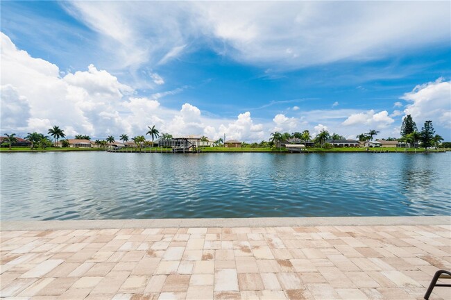 Building Photo - Waterfront home in South Gulf Cove.